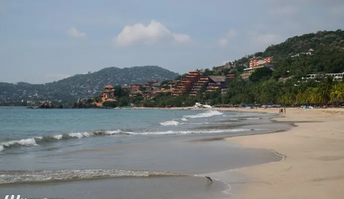 Caminando Por Playa La Ropa Zihuatanejo
