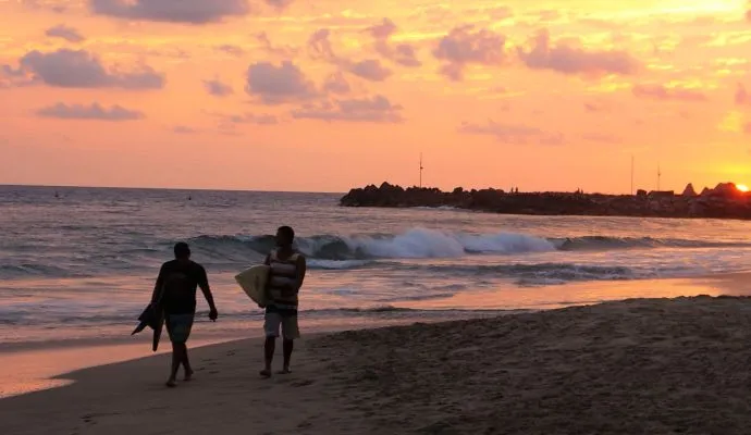 Surfistas Escolleras